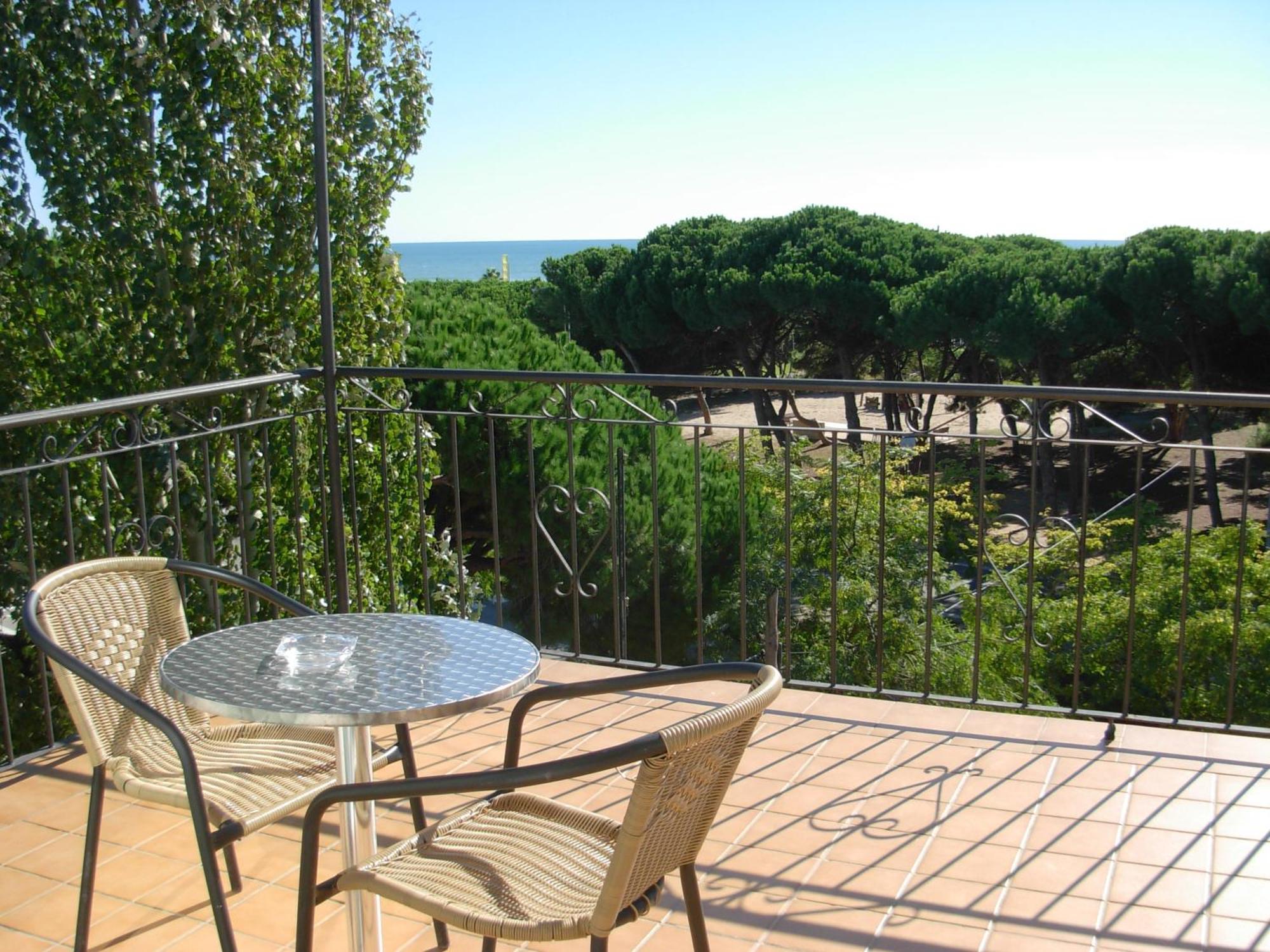 Hotel Rodsan Suizo Castelldefels Exterior photo