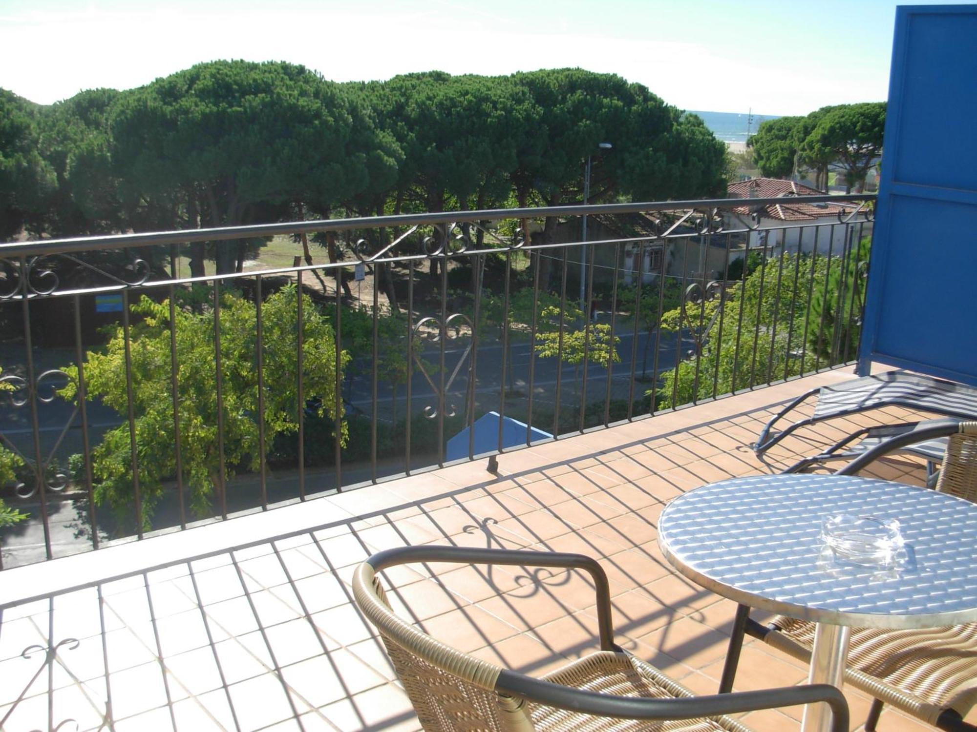 Hotel Rodsan Suizo Castelldefels Exterior photo